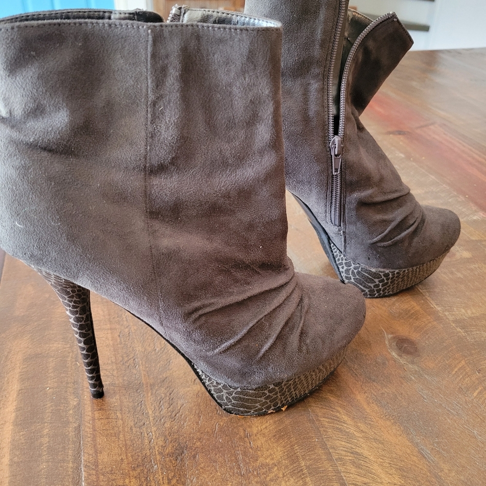 High heel Call it spring ankle boots. New never worn Size 10